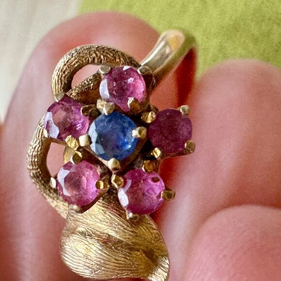 Vintage 14 K flower ruby and sapphire ring - Picture 4 of 9
